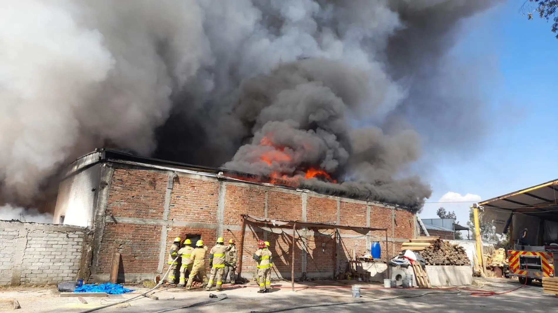 INCENDIO RECICLADORA - Cortesía Bomberos de León (3)